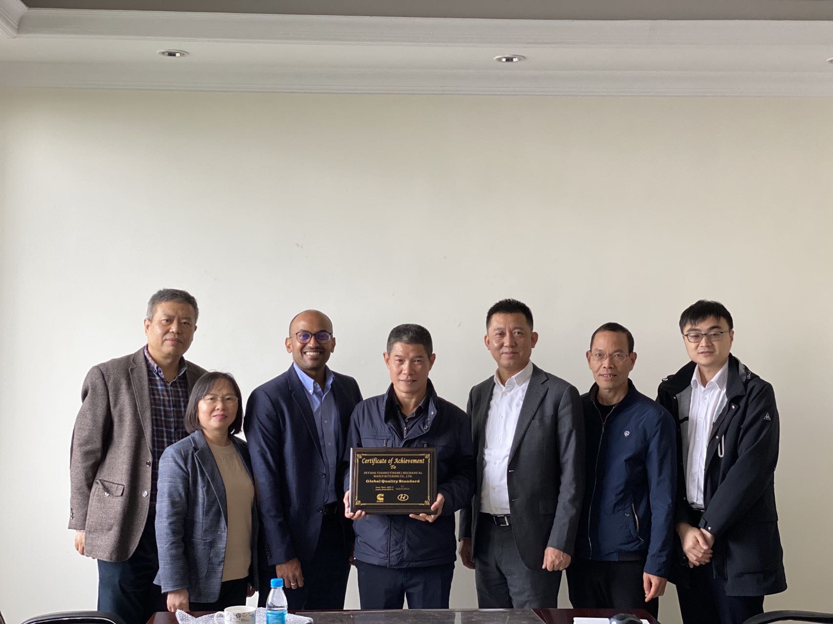 O CEO do grupo Tianhe, Sr. Hui Liao, com o CEO Wang e o Gerente de Compras Vinay da CCEC